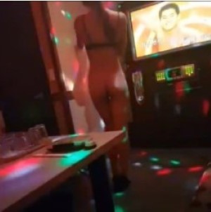 Phệt em gái gọi trong quán karaoke